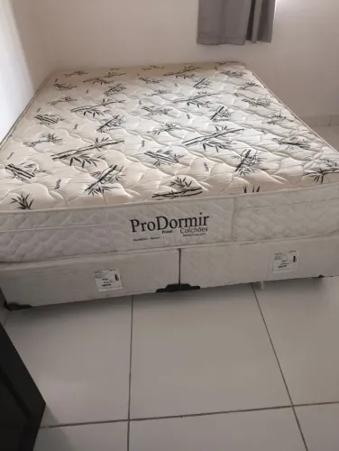 Vendo cama queen completa 