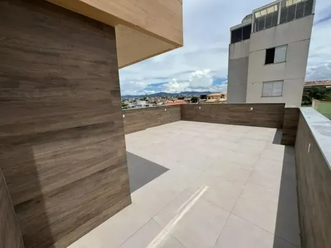 Cobertura 140m² no Guarani | 3 Quartos, Suíte, Elevador e 2 Vagas Sob Pilotis
