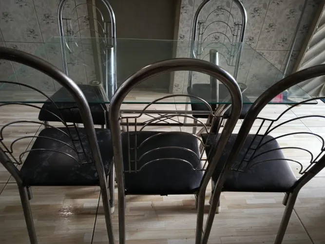 Conjunto de mesa com 6 cadeiras. 70 x 120