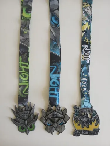 Kit 3 Medalhas Night Run - Corrida de Rua Noturna O2 Corre Coleção Série Música Luz Dança