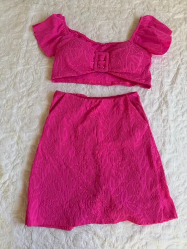 Conjunto Feminino Rosa Pink Texturizado - Cropped com Fivela + Short Saia Cintura Alta