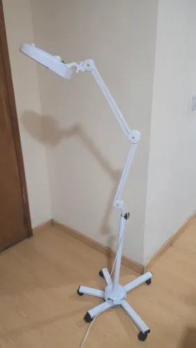 Lupa de pala com luz modelo tripé 