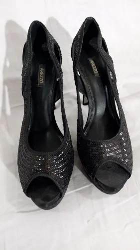 Sapato Arezzo Peep Toe Paetês Preto tam.37