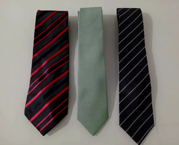 Vendo esse kit com 3 gravatas pouco uso em ótimo estado 