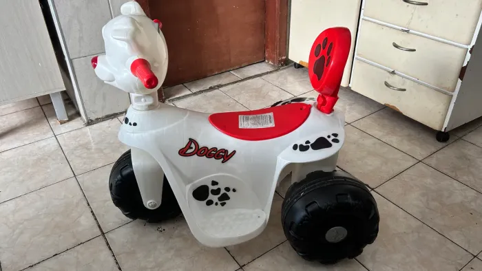 Triciclo elétrico infantil Bandeirantes