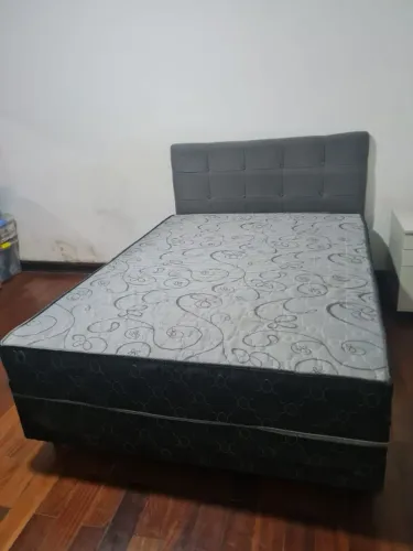 Cama casal tamanho padrão com colchão