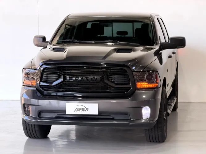 Ram Classic Laramie Night Edition 5.7 V8 16V Gasolina 4X4 Aut. 2022