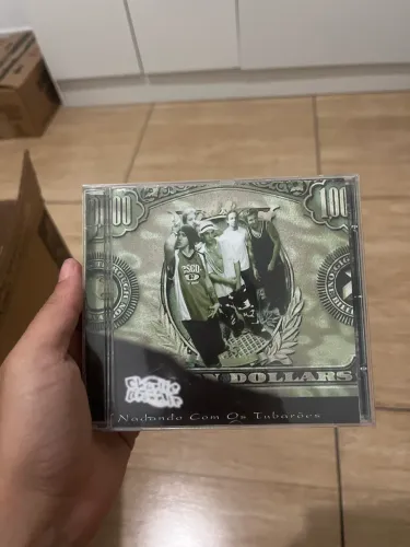 CD Charlie Brown Jr/ nadando com os tubarões/ Anos 2000