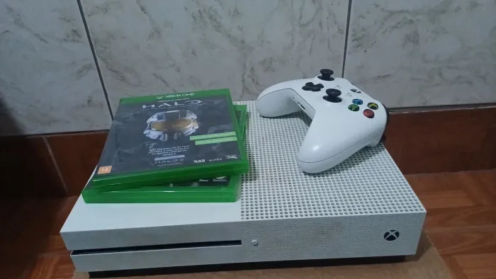 Xbox One S (com controle, cabo e jogos)-Usados