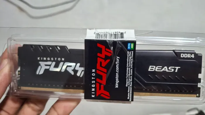 Dois pentes de memória RAM de 8gb cada