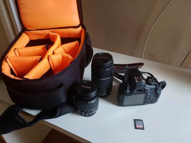Canon EOS Rebel T7 com lentes 75-300mm e 18-55mm + cartão 64gb SanDisk + bolsa
