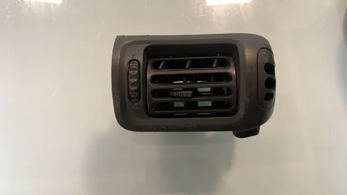 Difusor De Ar Renault Clio Esquerdo (Detalhe)