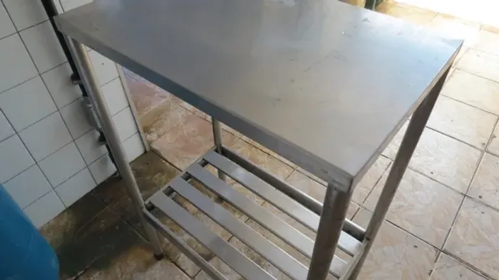 Mesa aço inox 304 auxiliar pequena para cozinha industrial.