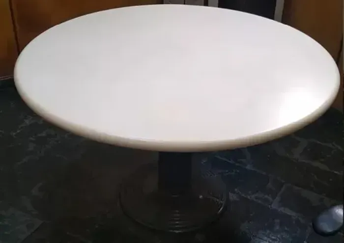 Mesa Redonda de Madeira laqueada em Arvoplac e base em Ferro.