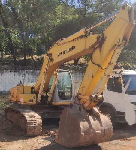 Escavdeira New Holland E215 ME