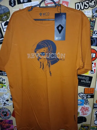 Camiseta MCD Revolucion nova na etiqueta 