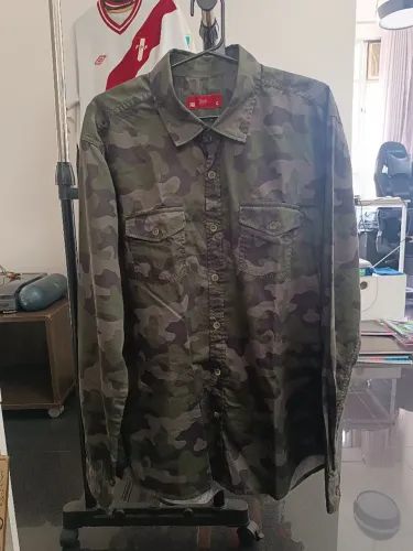 Camisa de botão camuflada verde