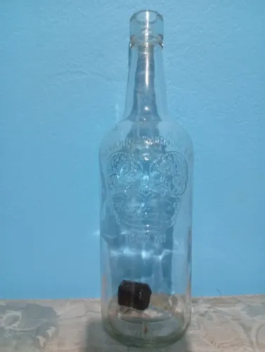 Garrafa de vidro transparente antiga