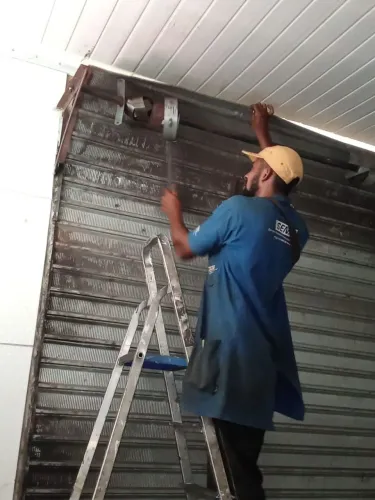 Manutenção de porta de enrolar 