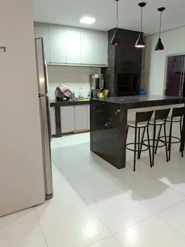 Casa em Condomínio | 3 Quartos, Suíte, Placas Solares e Cozinha com Ilha