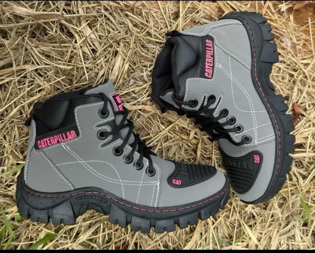 Bota Caterpillar Cinza com Detalhes Rosa
