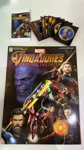 Álbum INCOMPLETO Vingadores: Guerra Infinita + Brinde: Revista e Pôster