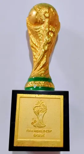 Réplica Oficial e Licenciada do Troféu da Copa do Mundo FIFA.