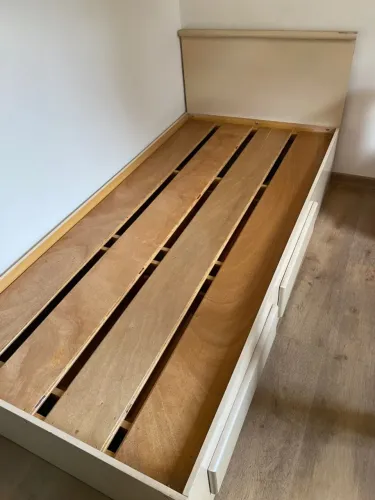 Cama de solteiro de madeira maciça com duas gavetas