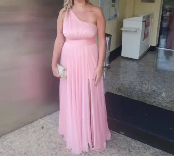 Vestido de festa rosa longo com fenda