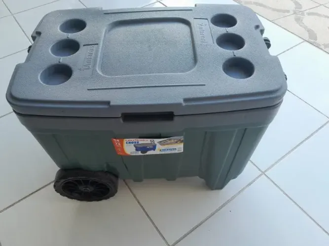 Caixa Térmica Cross 54l, rodas reforçadas, divisões internas. Seminova, perfeito estado, 