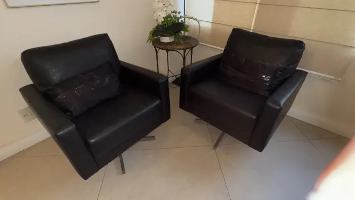 Poltrona Giratória em Corino Preto - Conforto e Estilo
