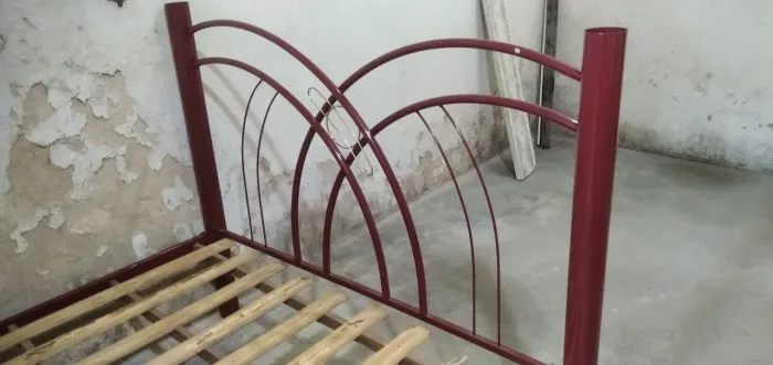 Cama de ferro com design moderno