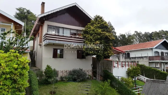 Casa com 04 Dormitórios à Venda na Região da Vila Nova Suíça - Campos do Jordão/SP