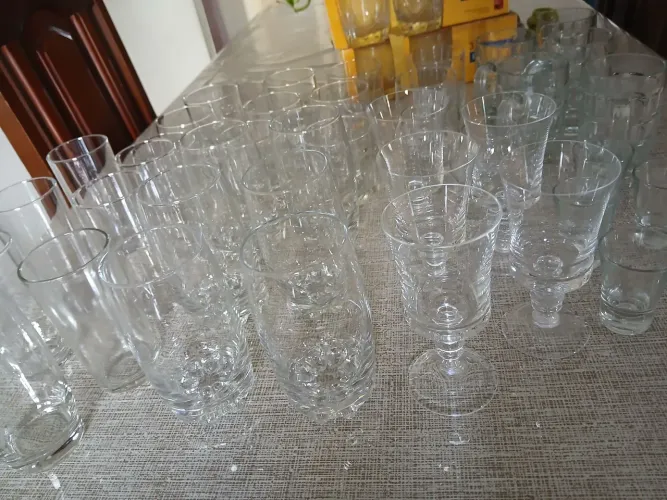 Kit de taças de vidro e algumas peças em cristal