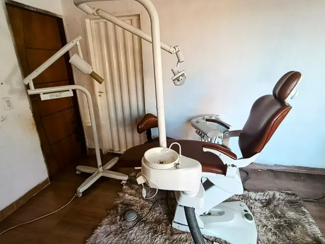 Consultório odontogico desmontado. 