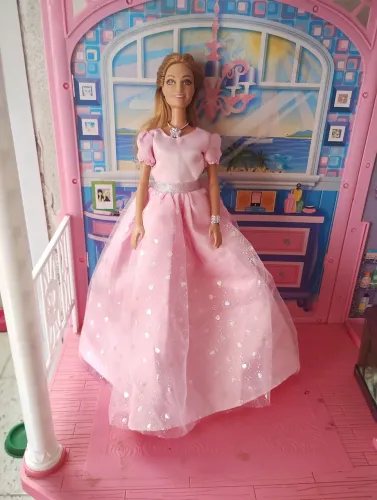 Barbie praia com vestido de princesa