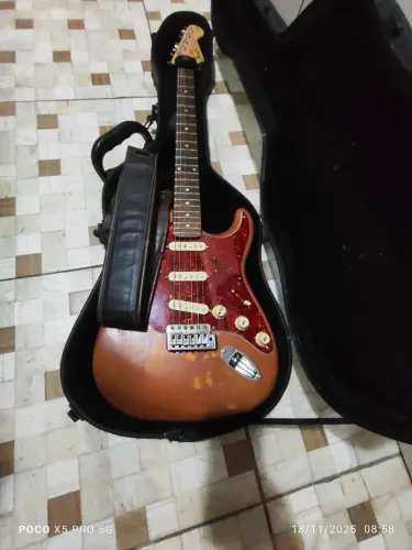 Guitarra Fender Replica , cubo fender e pedaleira valeton 200 edição 