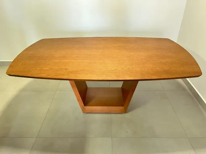 Mesa nova a pronta entrega e com cadeiras de madeira maciça 