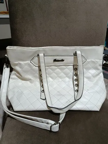 Bolsa branca mão ou ombro. Costuras em losango a detalhes na frente, Forrada , divisorias