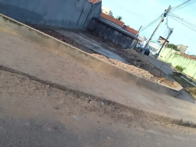 Ótimo terreno de esquina com calçada ao redor e duas garagens de madeira. Ruas asfaltadas