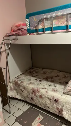 Beliche em madeira com escada e proteção cromada removível 