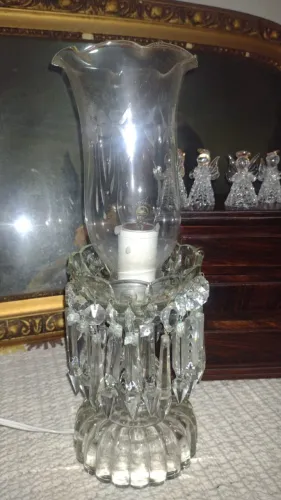 Luminária de mesa no estilo clássico, com cúpula em cristal translúcido no formato tulipa