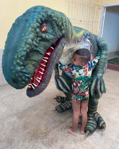 Personagem vivo dinossauro 