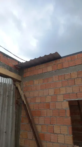 Pedreiro disponível e mestre de obra 