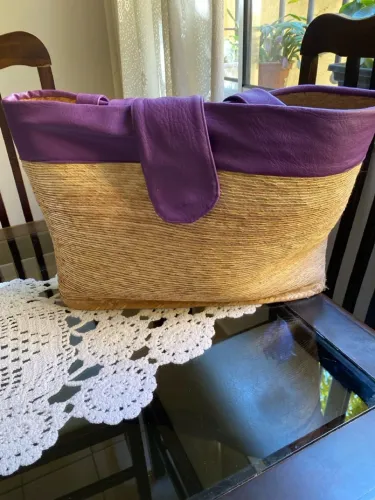 Bolsa de palha com detalhes em roxo