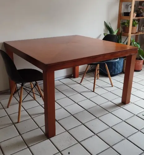 Mesa de jantar quadrada