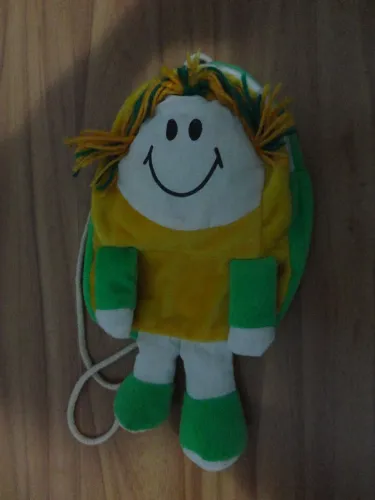 Mochilinha de Pelúcia Menina Verde Amarela