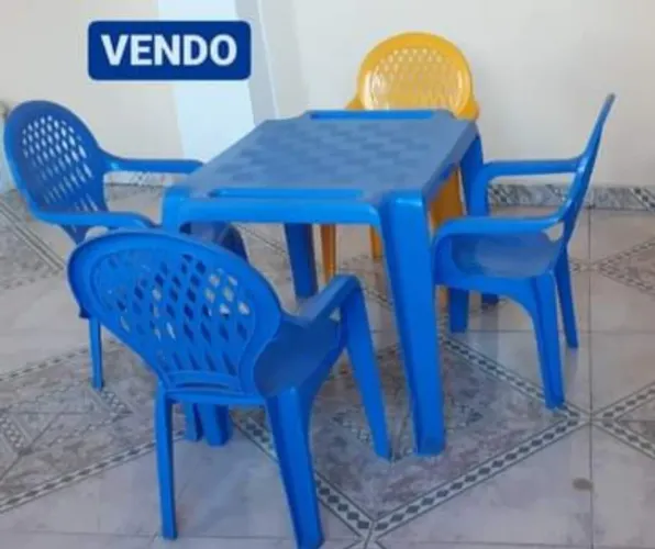 CONJUNTO DE MESA E CADEIRAS INFANTIS DA MARCA TRAMONTINA