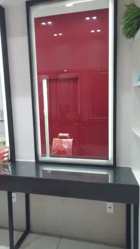 Bancada de maquiagem, design de sobrancelhas, salão