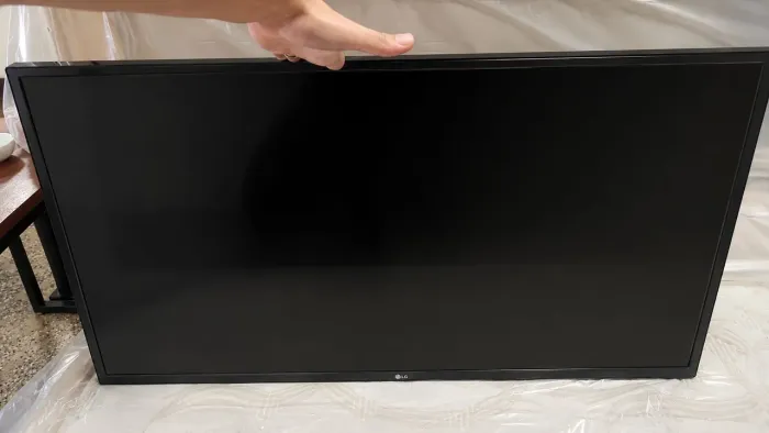 Smart TV LG 43" 4K UHD 43UQ7500PSF + Suporte Articulado - Excelente Estado